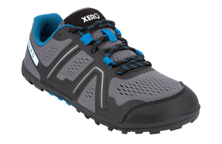 Xero Shoes Mesa Trail barfods trailsko til kvinder i farven dark gray sapphire, vinklet