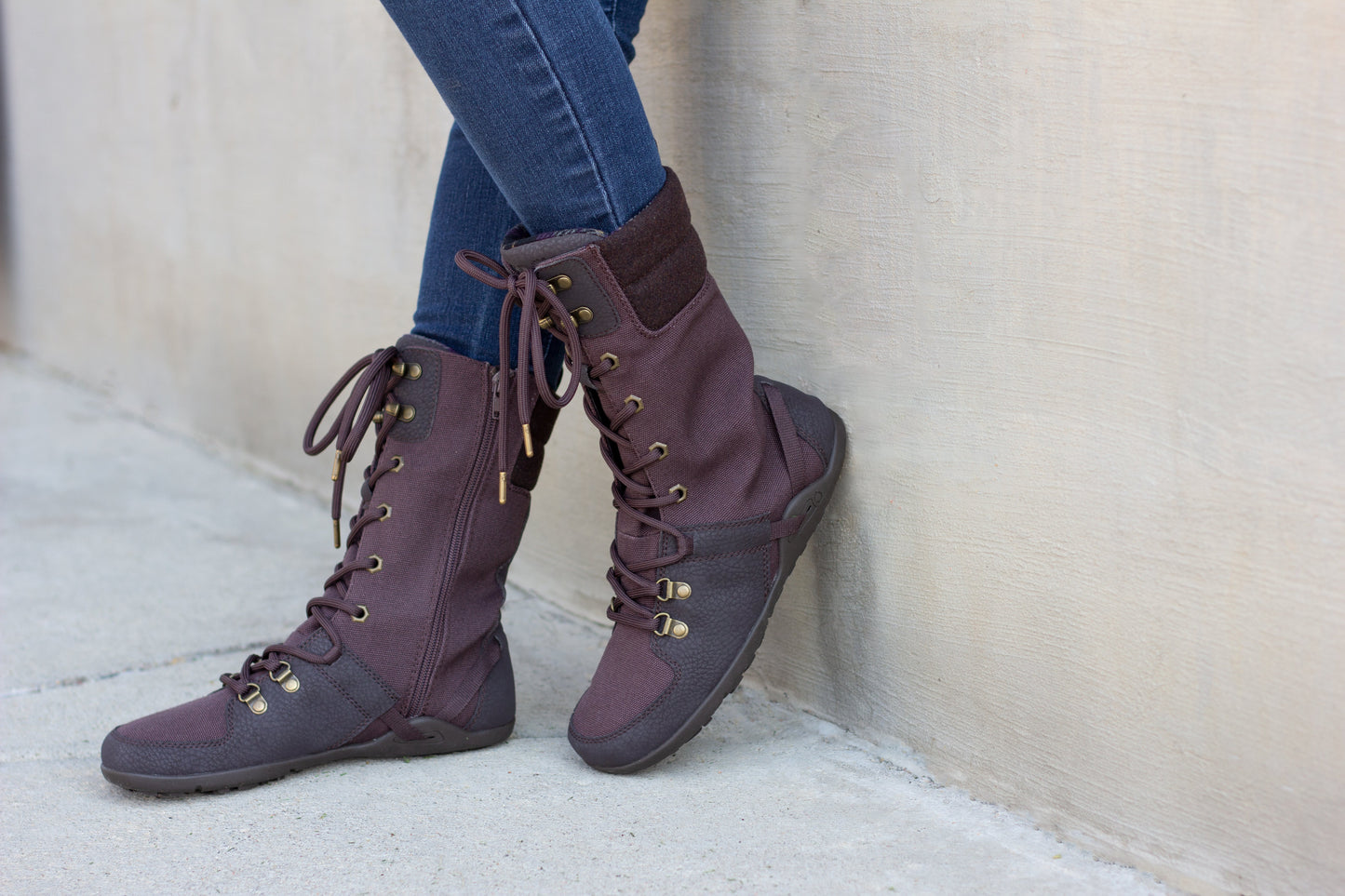 Xero Shoes Mika barfods vinterstøvler til kvinder i farven chocolate plum, lifestyle