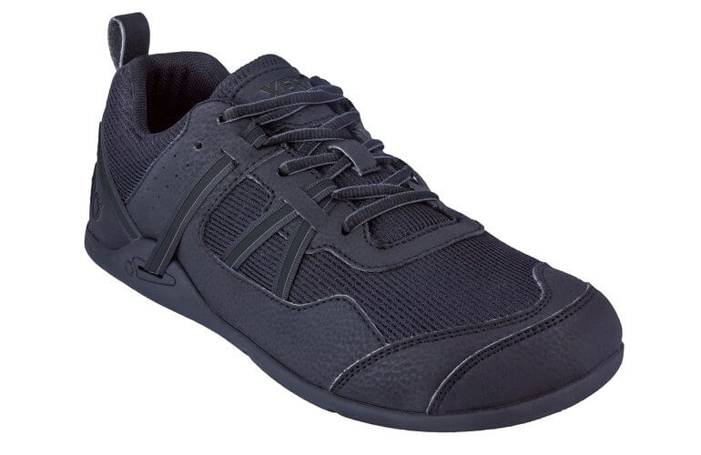 Xero Shoes Prio barfods løbesko/træningssko til mænd i farven black, vinklet