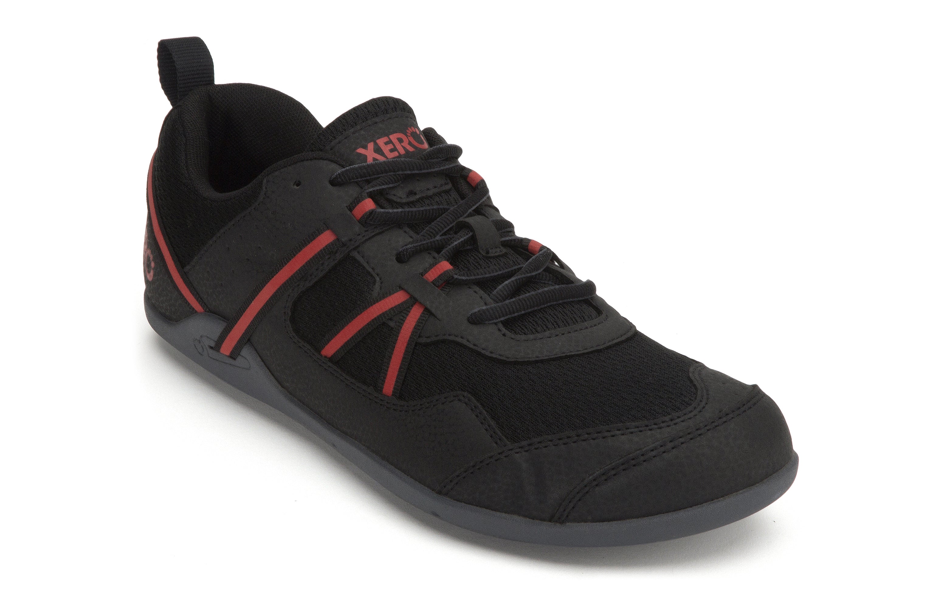 Xero Shoes Prio barfods løbesko/træningssko til mænd i farven black / samba red, vinklet