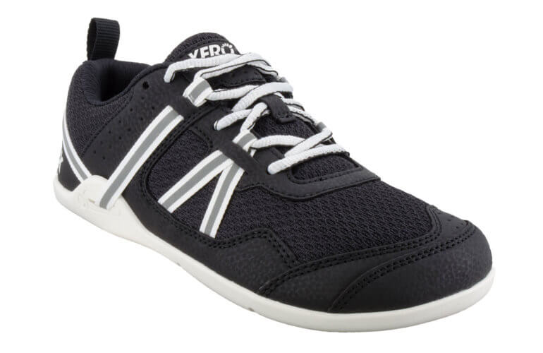 Xero Shoes Prio barfods løbesko/træningssko til mænd i farven black/white, vinklet