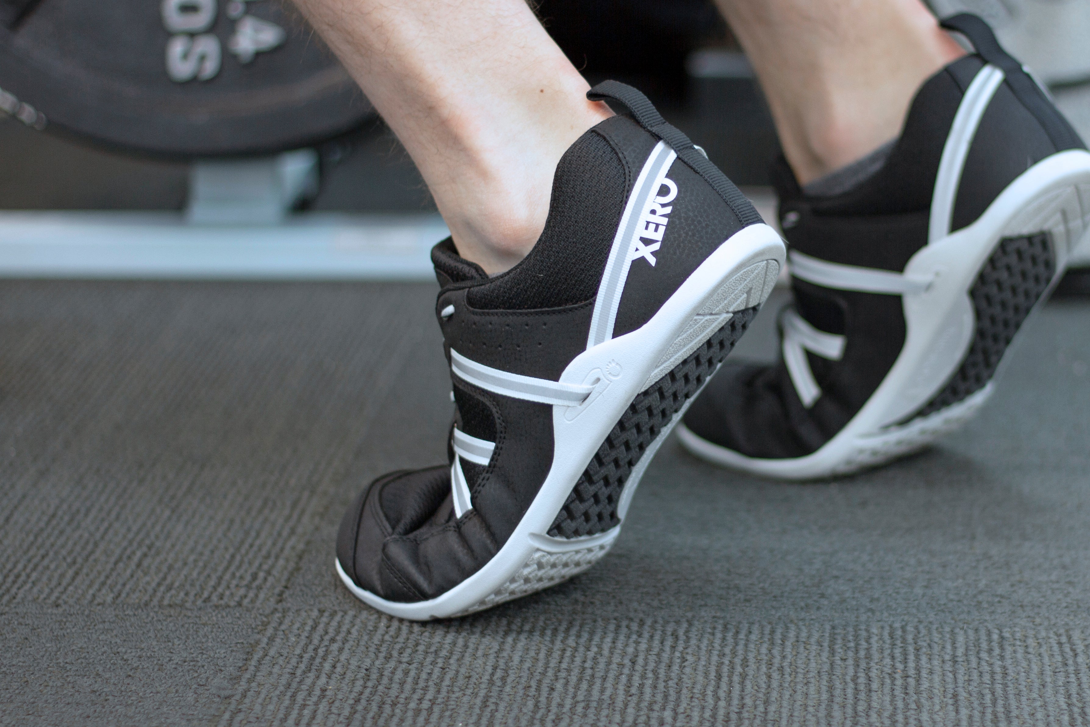 Xero Shoes Prio barfods løbesko/træningssko til mænd i farven black/white, lifestyle
