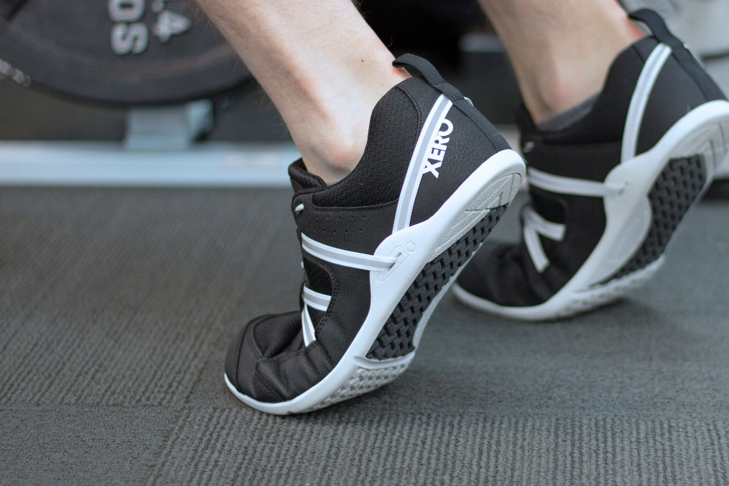 Xero Shoes Prio Womens barfods træningssko til kvinder i farven black/white, lifestyle
