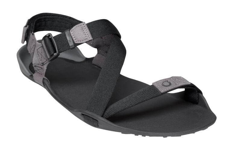 Xero Shoes Z-Trek Men barfods sandaler til mænd i farven coal, vinklet